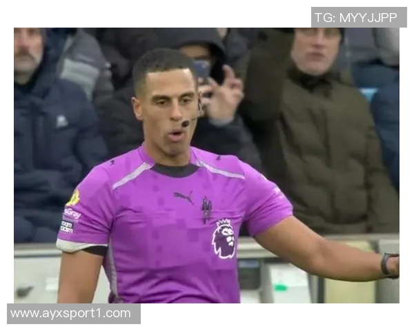 瓜帅赛后与主裁亲切交流竖起大拇指表达赞赏与尊重 瓜帅赛后与主裁亲切交流竖起大拇指表达赞赏与尊重